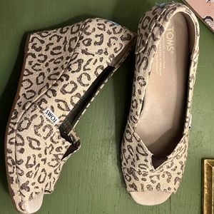 Toms Leopard canvas peep toe wedges 8.5 M